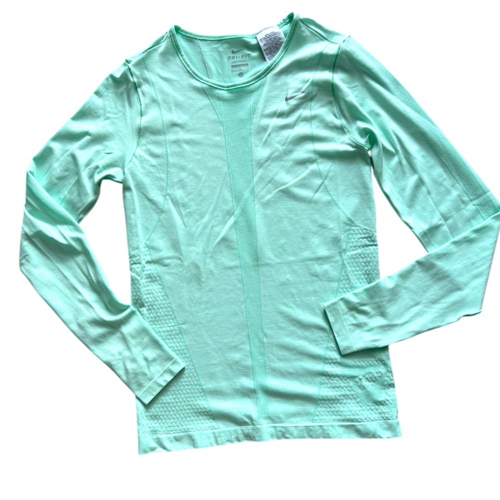 EUC Nike Long-sleeve T-shirt  DRI-FIT KNIT LONG SLEEVE Size Medium